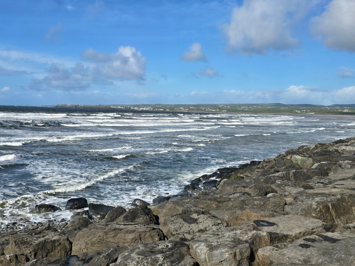 ​​​3 to 4ft waves with a strong onshore wind, 18kts W. 
